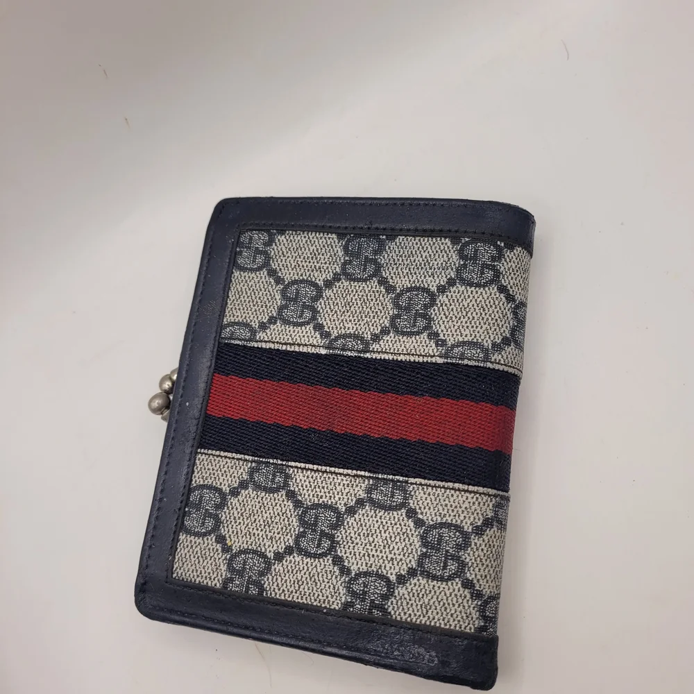 Gucci Women's Black and Red Patterned Wallet - Picture 2 of 5